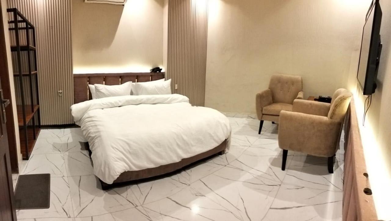 Shelton Boulevard Hotel Lahore Bagian luar foto