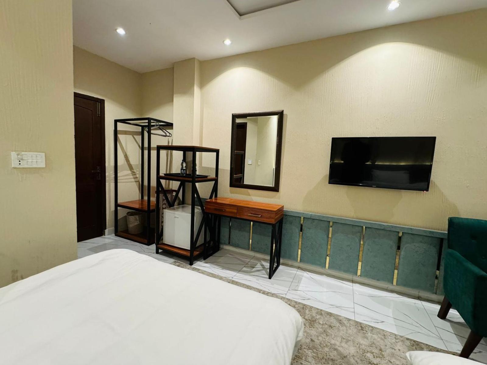 Shelton Boulevard Hotel Lahore Bagian luar foto