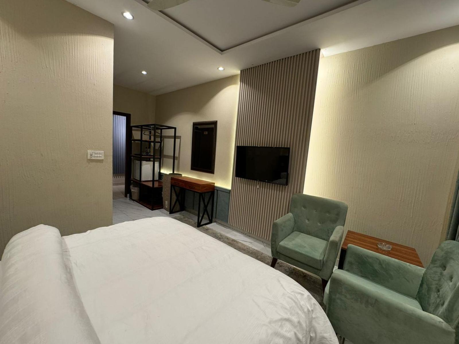 Shelton Boulevard Hotel Lahore Bagian luar foto